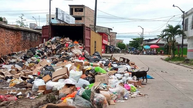 Iquitos: calles de Punchana llenas de basura porque empresa privada no cumple su labor