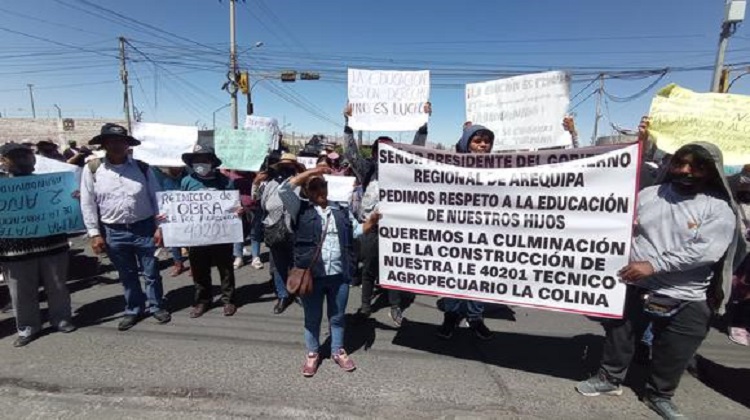 Padres protestan en Arequipa para pedir la construcción de colegio La Colina