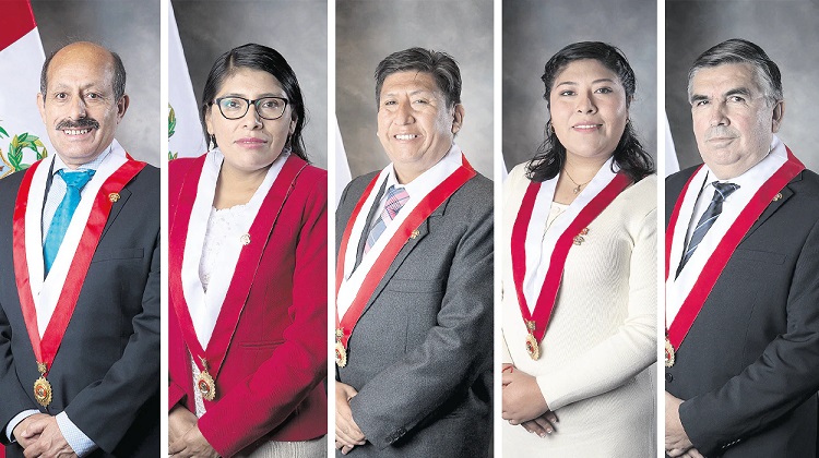 Familiares de 18 congresistas contratan con el Estado