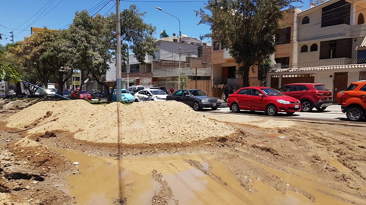 Inundación en obra de distrito de Arequipa generó caos vehicular y malestar en vecinos
