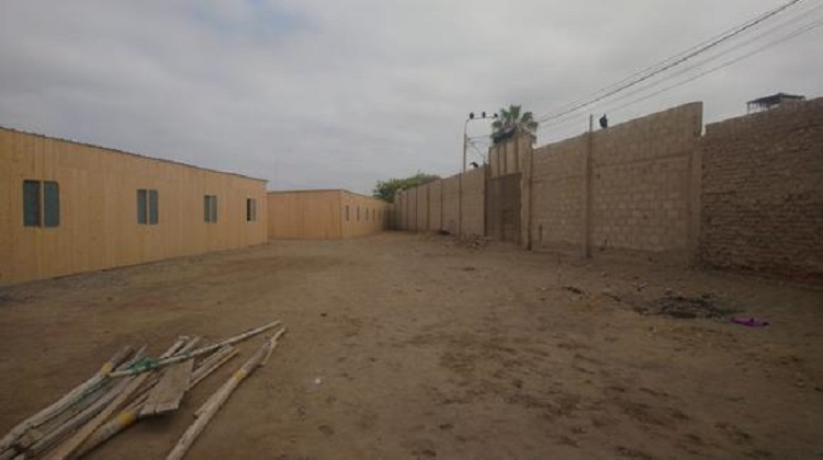 Escolares reciben clases en almacén de volquetes de basura en Lambayeque