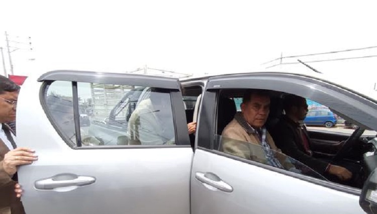 Arequipa: Gobernador Rohel Sánchez usa camioneta de proveedor sancionado