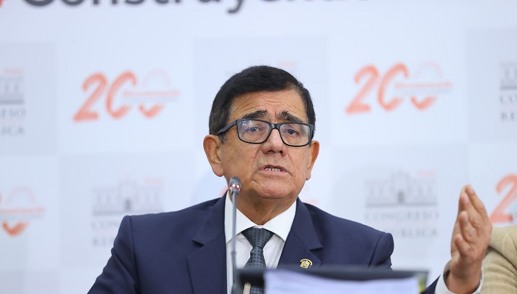 José Williams solicita a Contraloría que examine procesos de contratación del Congreso