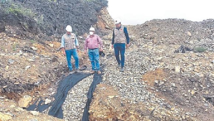 Piura: Continúa el riesgo de derrumbes en obra de carretera abandonada
