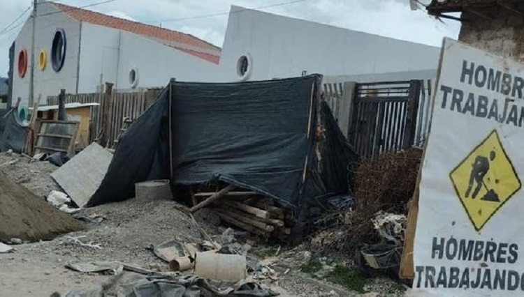 Construcción de centro educativo paralizada por que no presentaron documentos en Huancavelica
