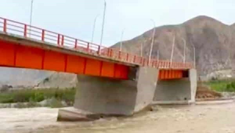 Puente en Cañete, de Reconstrucción con Cambios, a punto de colapsar