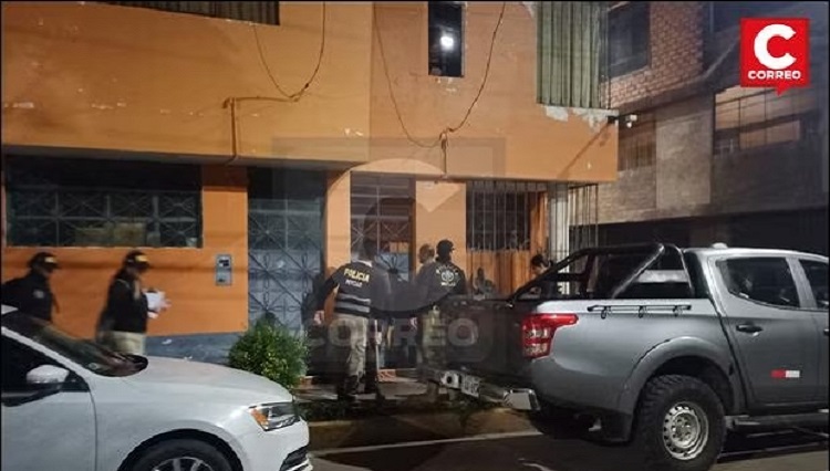 Con comba en mano policía anticorrupción allana vivienda de exministro de Salud por caso “pitufeadores del Minsa”