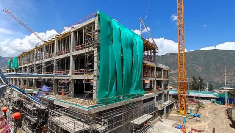 Dina Boluarte anuncia construcción de 6 hospitales, garantizando atención gratuita y universal
