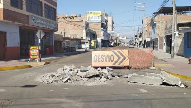 Tacna: Asfalto recién colocado en avenida se desprende por presunta adulteración