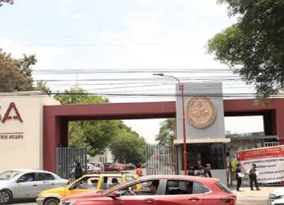 Arequipa: empresa gana millones vendiendo libros a la UNSA