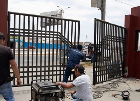 Estadio Centenario: portón se descolgó a pocos meses de culminarse obra de mejoramiento