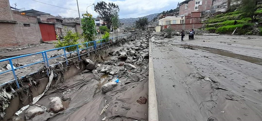 Por burocracia demoran un año para reconstrucción en torrentera Los Incas
