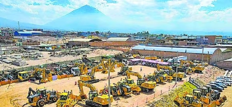 Gobierno Regional de Arequipa presentó maquinaria antes de firmar contrato