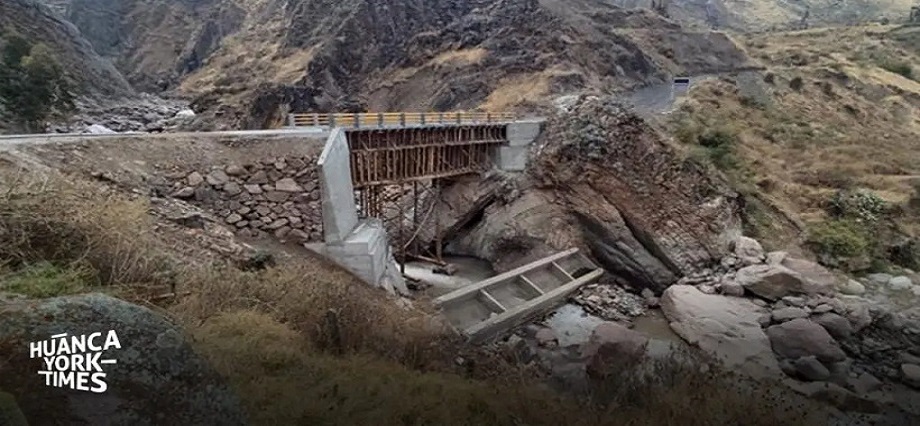 Huancavelica: A punto de colapsar un puente en Huaytará que costó más de S/ 1 millón
