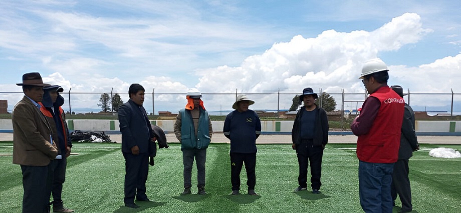 Contraloría advierte irregularidades en compra e instalación de Grass sintético en estadio de Yunguyo