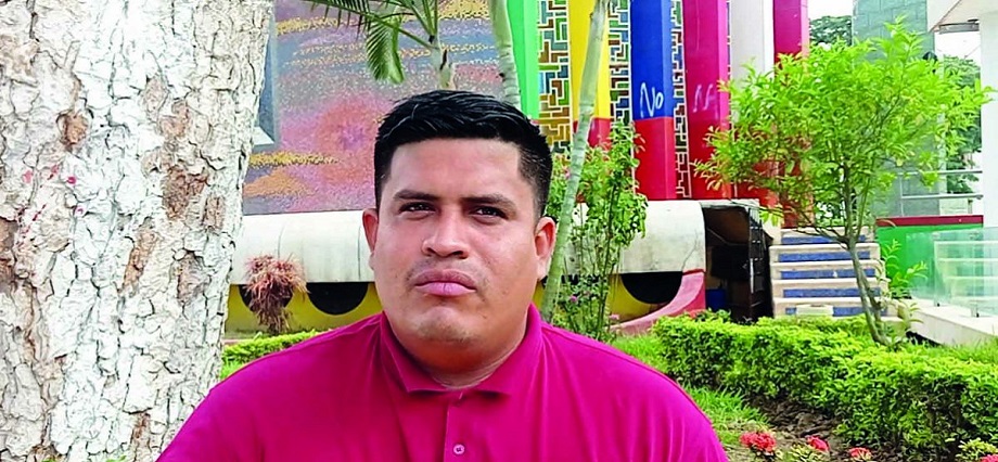 Gestión del alcalde Daniel Fernández adquirió cien sillas plásticas presuntamente sobrevaloradas.