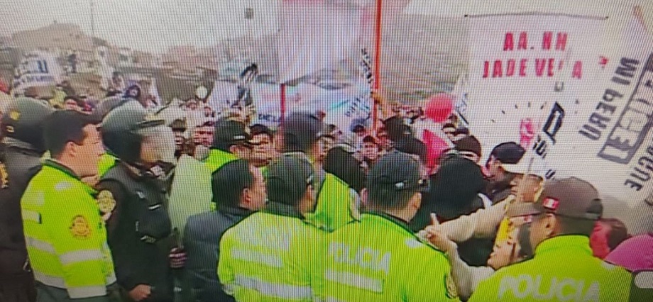 Callao: vecinos de Mi Perú bloquean sector de av. Néstor Gambetta