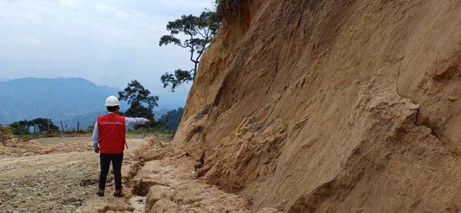 Contraloría: Obra de camino vecinal se encuentra paralizada por falta de pago a contratista