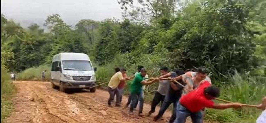 Una vez más, asfaltado de carretera a Sauce, se cae
