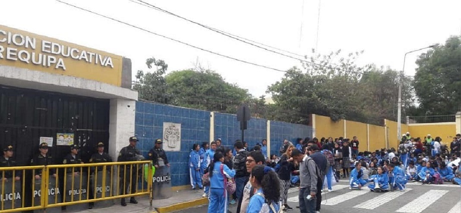 Alcalde de Arequipa responsabiliza a constructora por retraso en obras del Colegio Arequipa