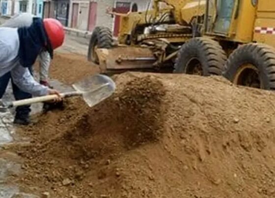 Construcción de pistas y veredas en San Román detenida por deuda salarial a trabajadores