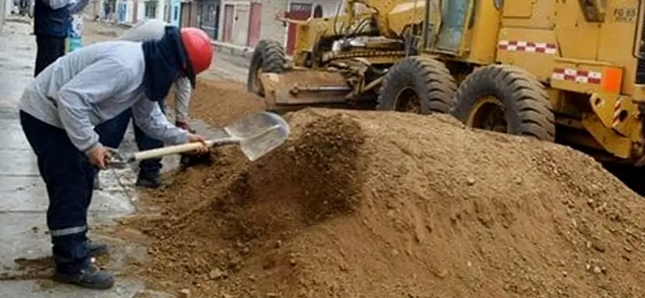 Construcción de pistas y veredas en San Román detenida por deuda salarial a trabajadores
