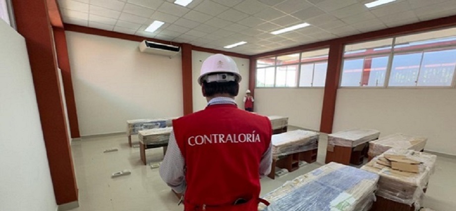 Gobierno regional recepcionó obra con mobiliario escolar deficiente