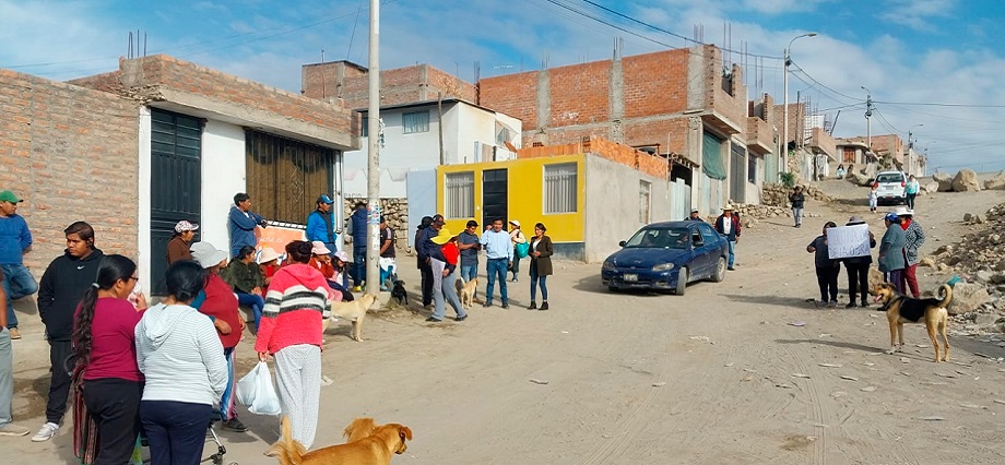 Protestan por abandono de obra de asfaltado vial en Mariano Melgar