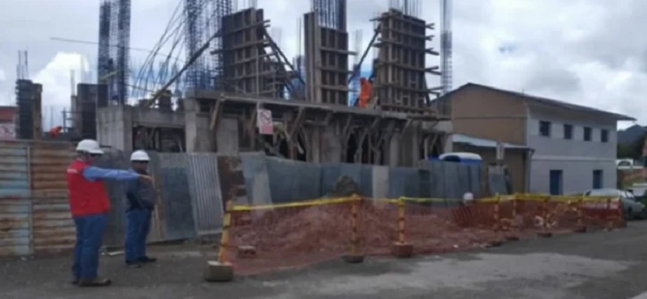 Obra del teatro municipal de Yunguyo con serios retrasos y fallas técnicas
