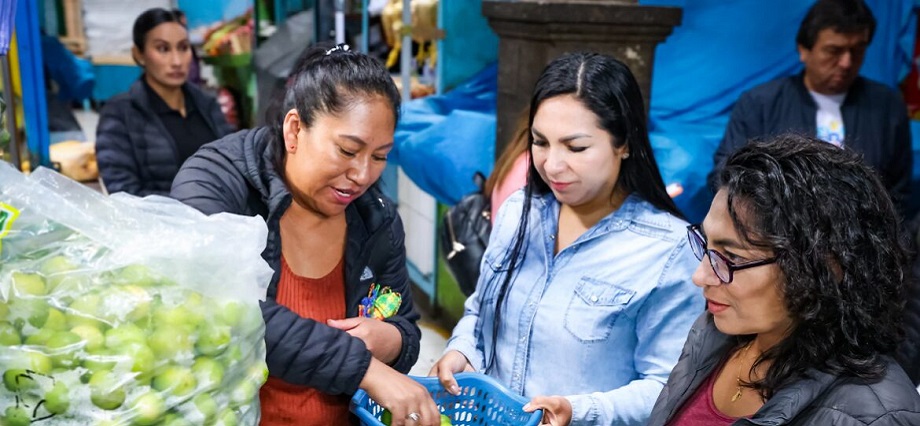 Leslie Urteaga supervisa compra de alimentos para nueva modalidad de Wasi Mikuna en Ayacucho