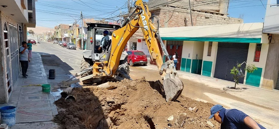 Rotura de tubería evidencia irregularidades en obra de alcantarillado