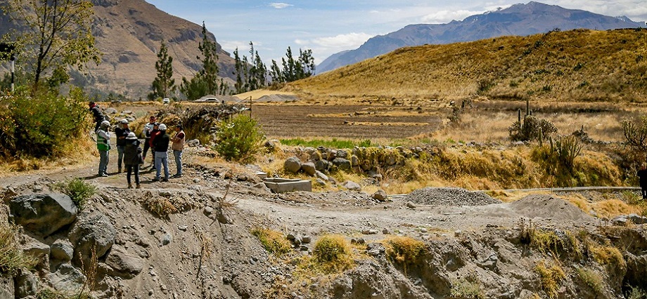 Advierten paralización de obras en canales de Maca y Achoma