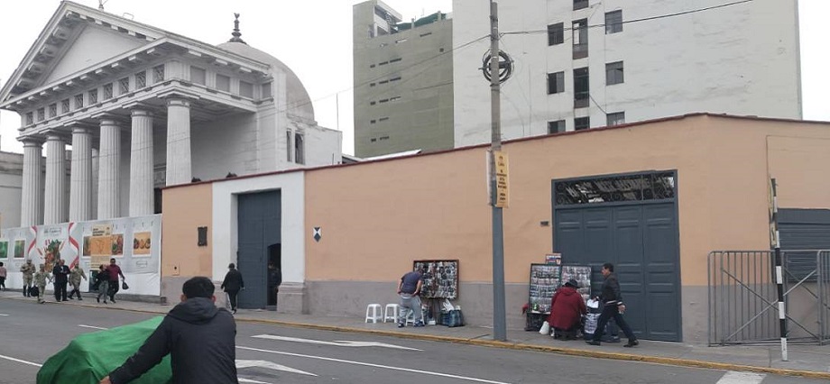 Exjefe de empresa china investigada hará el edificio del Senado