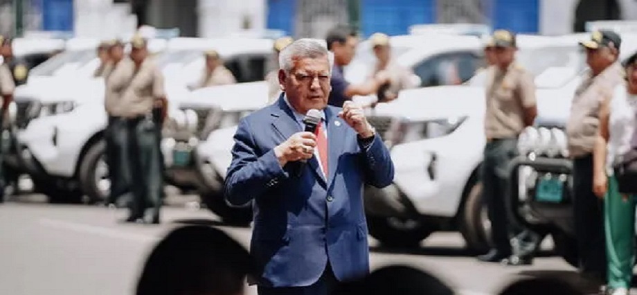 Gestión de César Acuña compró 100 camionetas para la PNP presuntamente sobrevaloradas en medio de crisis por inseguridad