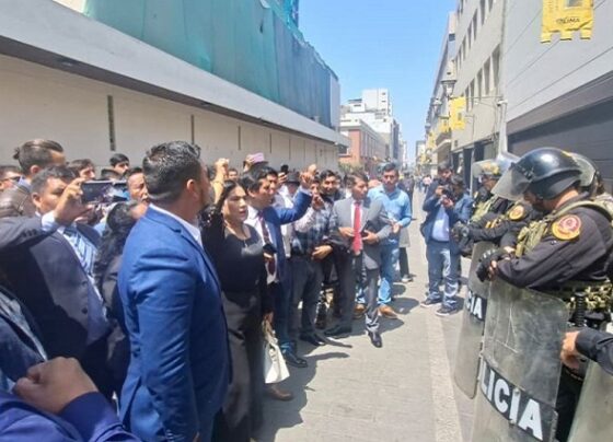 Más de 80 alcaldes protestan frente al MEF: Buscan que se reactiven los proyectos paralizados