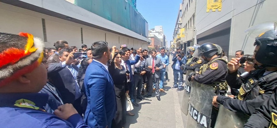 Más de 80 alcaldes protestan frente al MEF: Buscan que se reactiven los proyectos paralizados
