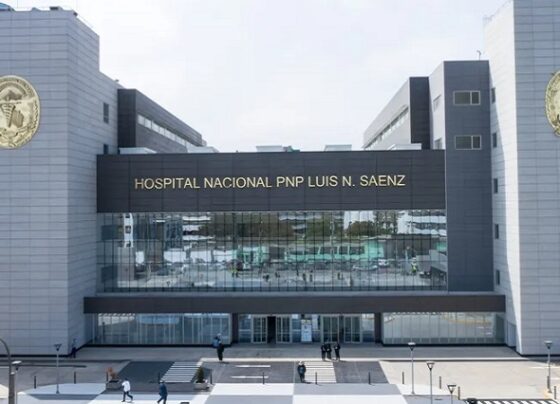 Denuncian que el Ministerio del Interior tiene 25 ambulancias nuevas abandonadas en el Hospital de la Policía