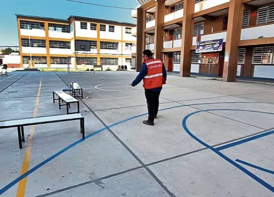 Colegio liquidado en el 2025 ya presenta fisuras en Piura