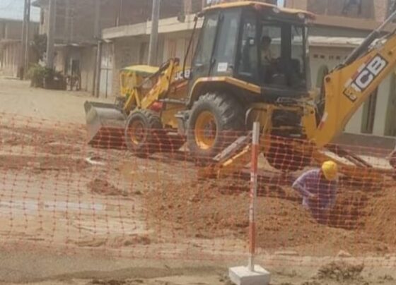 Piura: Rotura de una red inunda de agua una avenida en Sullana