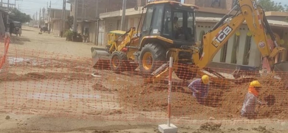 Piura: Rotura de una red inunda de agua una avenida en Sullana