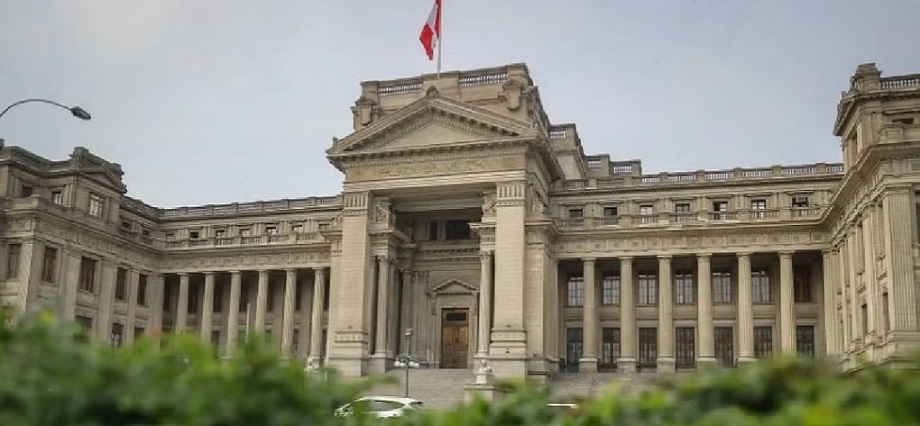 Condenan a 12 años de prisión a dos policías por corrupción en la compra de implementos durante pandemia de la COVID-19