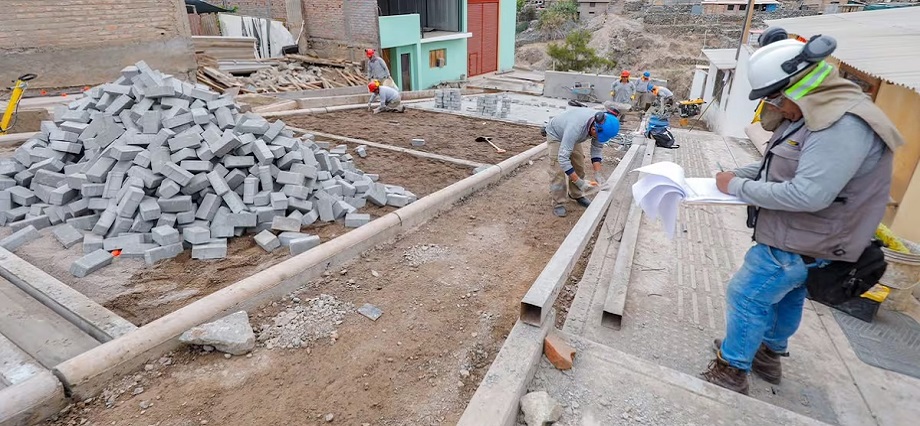 Paralizan obra de adoquinado en Islay y GRA expone reclamos irregulares de obreros