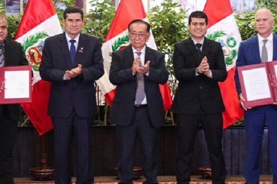 Gobierno firma contrato de préstamo para financiar proyecto de agua y saneamiento en Puno y Lima