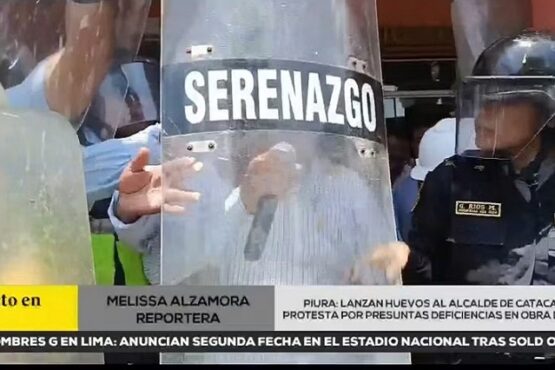 Piura: Vecinos de Catacaos lanza huevos y botellas al alcalde por presuntas deficiencias en obras de saneamiento