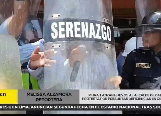 Piura: Vecinos de Catacaos lanza huevos y botellas al alcalde por presuntas deficiencias en obras de saneamiento