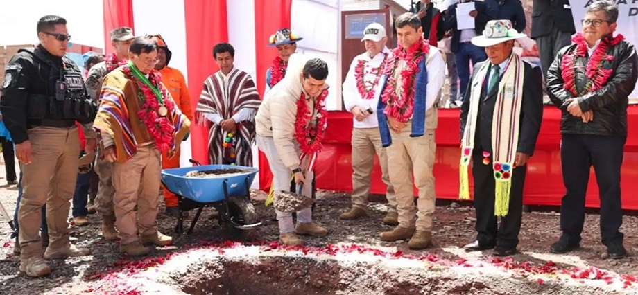 Puno: Gobierno inició obras de Etapa II del PIAA Juliaca con colocación del primer tubo