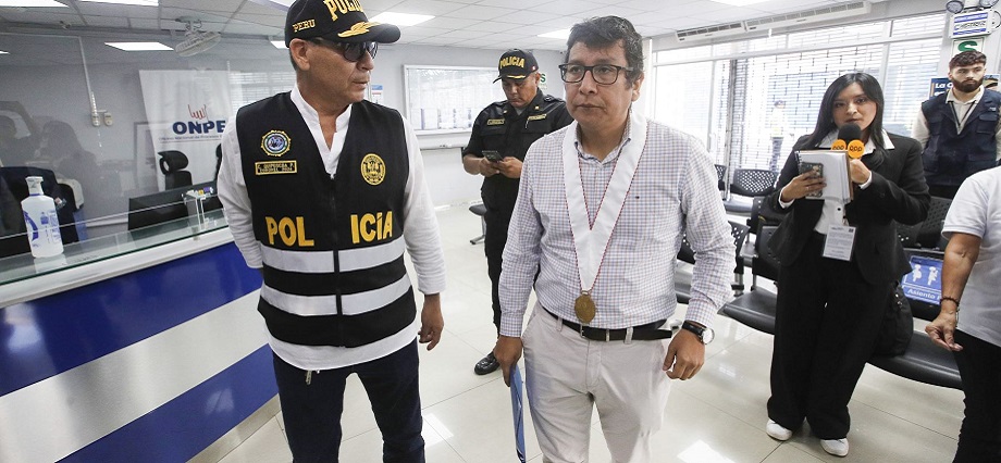Fiscalía Anticorrupción y PNP allanaron sede de la ONPE por retrasos en entrega de material electoral