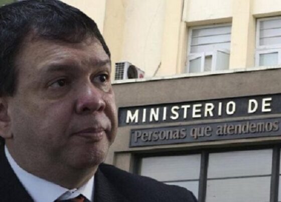 Millonarias compras en Salud bajo la lupa por antecedentes del ministro Velazco