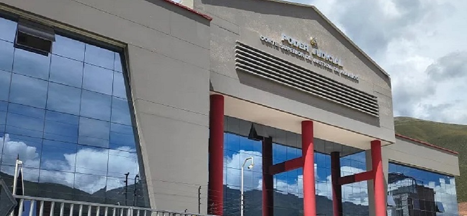 Sentencian a tres por contratación irregular de pasajes aéreos