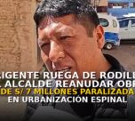 Dirigente ruega de rodillas al alcalde reanudar obra de S/ 7 millones paralizada en urbanización Espinal de Juliaca